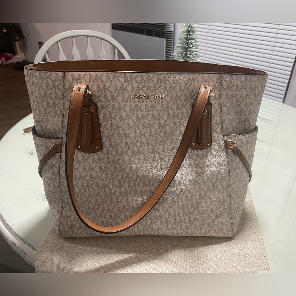 Selling my Michael Kors Purse and Wristlet